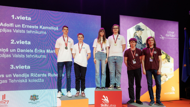 Skills Latvija 2024 konkursa uzvarētāji ar medaļām stāv uz 1.,2. un 3. vietas goda pjedestāla
