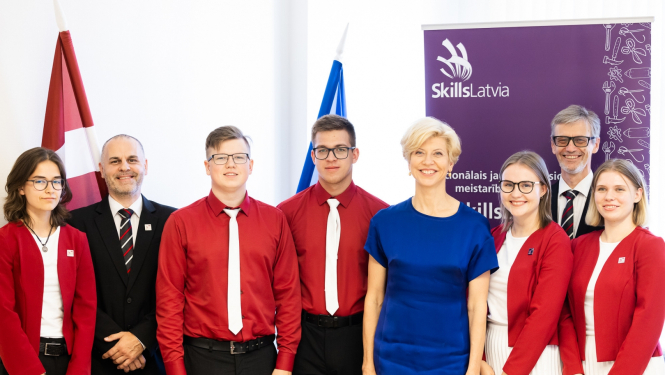 Izglītības un zinātnes ministre kopā ar SkillsLatvia komandu
