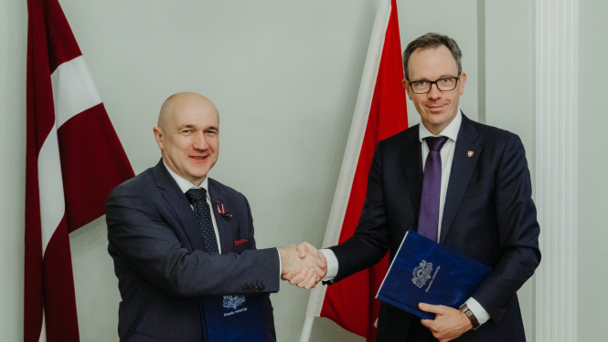 Armands Eberhards (Finanšu ministrijas valsts sekretāres vietnieks Eiropas Savienības (ES) fondu jautājumos) un Šveices Konfederācijas vēstnieks Latvijā Martēns Mišlē (Martin Michelet)