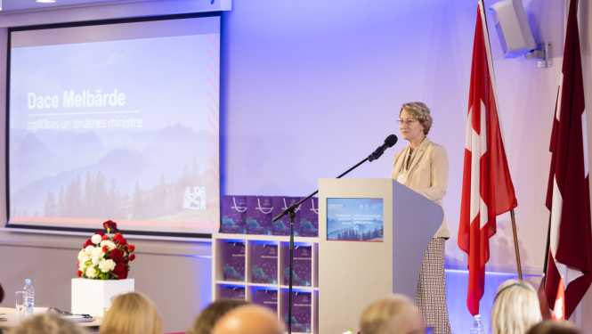 Izglītības un zinātnes ministre Dace Melbārde uzrunā konferences dalībniekus