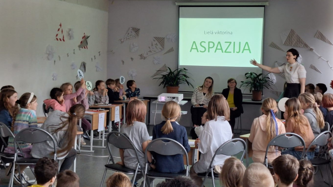 Valsts izglītības attīstības aģentūras metodiķe sākumskolā Liene Jankovska vada nodarbību bērniem