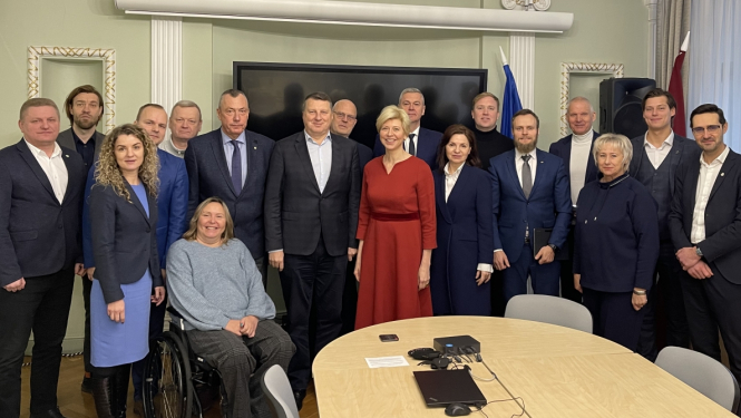 ministre kopā ar sporta federāciju pārstāvjiem pozē bildei