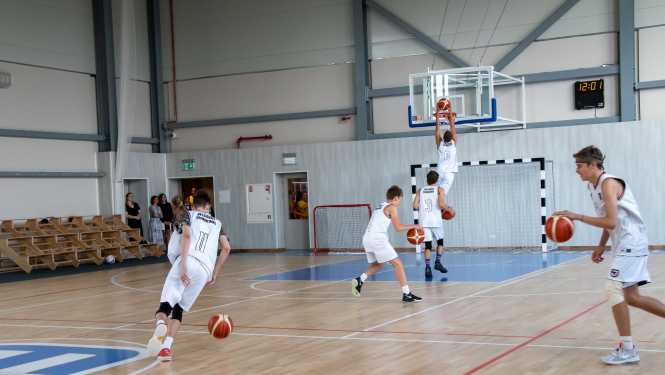 Ar Eiropas Savienības fondu atbalstu Jelgavas tehnikumā atklāta jauna sporta halle