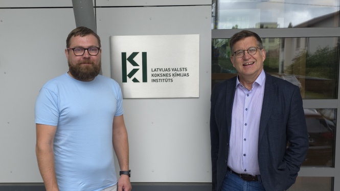 LVKĶI direktora vietnieks zinātniskajā darbā un vadošais pētnieks Dr.sc.ing. Uģis Cābulis un LVKĶI vadošais pētnieks Dr.chem. Māris Lauberts