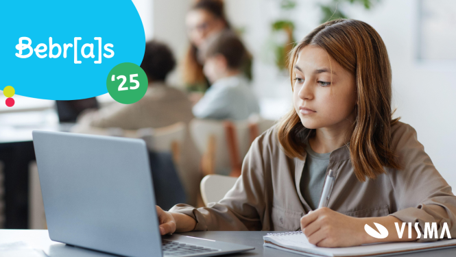 Skolniece pēta datoru