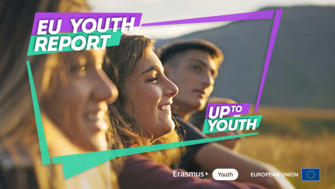 Jaunieši sēž pļavā. Erasmus+, Youth un European Union logo ansamblis. 