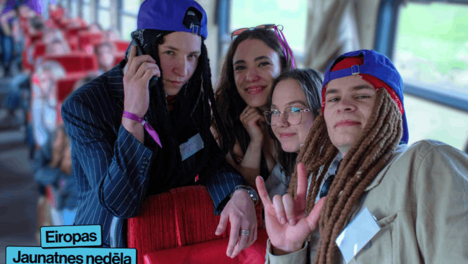 Jaunieši atdarina pozas fotogrāfijai, uz vizuālā materiāla atrodas uzraksts "Eiropas Jaunatnes nedēļa"