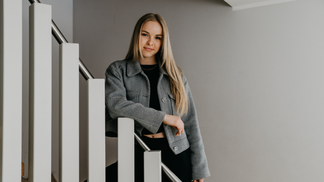 Estere, Raiņa vidusskolas skolniece