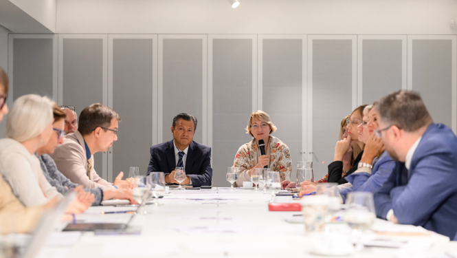 IZM ministre Dace Melbārde runā mikrafonā, blakus sēž UNESCO Izglītības sektora Skolotāju nodaļas un Starptautiskās darba grupas par skolotājiem “Izglītībai 2030” vadītājs Karloss Vargass (Carlos Vargas)