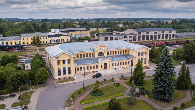 Gulbenes dzelzceļa stacija no putna lidojuma