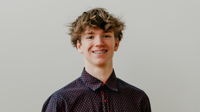 Gustavs, Raiņa skolas 9. klases skolēns