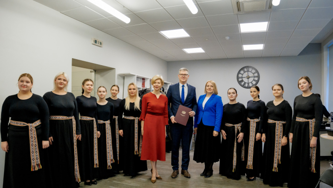 Izglītības un zinātnes ministree Anda Čakša, Rīgas domes priekšsēdētājs Vilnis Ķirsis, Valsts izglītības attīstības aģentūras direktora p.i. Inta Ozola un Rīgas Lietuviešu vidusskolas vokālais ansamblis "Kibirkštis".
