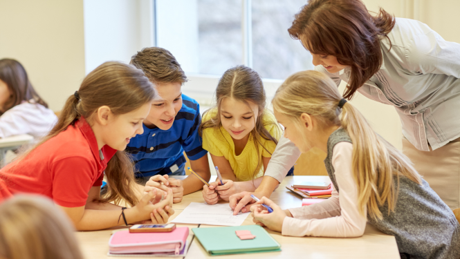 Bērni pēta darba lapu, skolotāja stāsta bērniem par darba lapu.