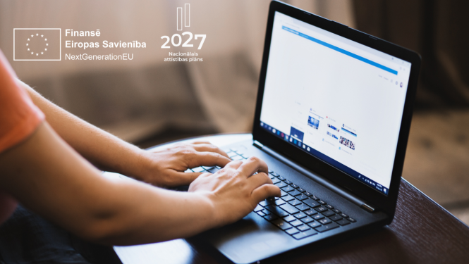 Cilvēks raksta datorā. ES un NAP logo