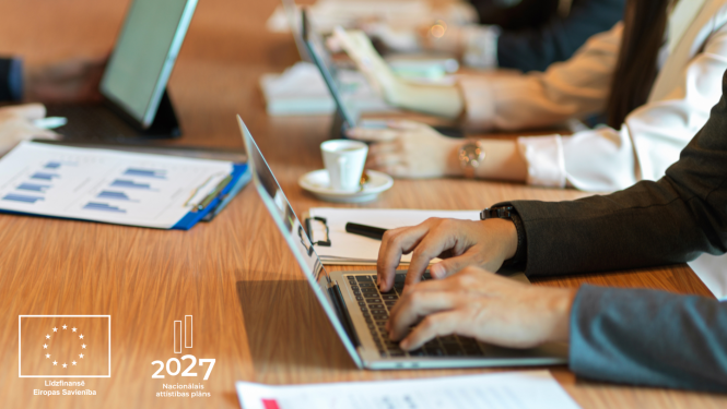 Cilvēki strādā pie portatīvajiem datoriem. Līdzfinansē ES un NAP logo ansamblis. 