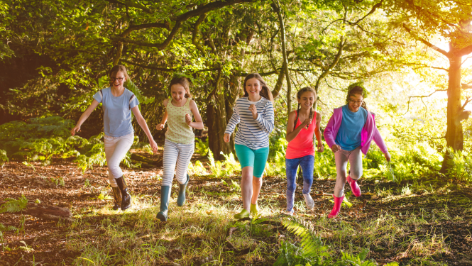 Priecīgi bērni skrien 