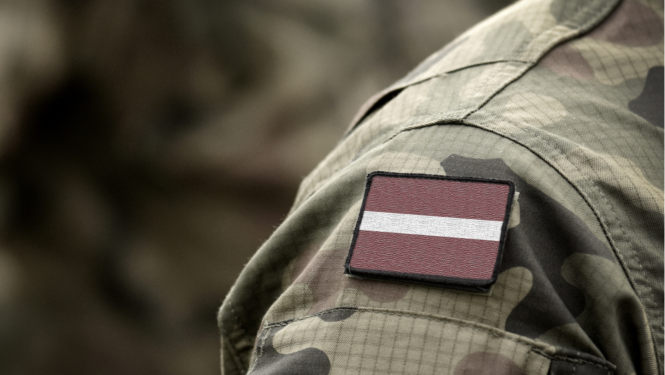 Latvijas karogs uz karavīra formas tērma