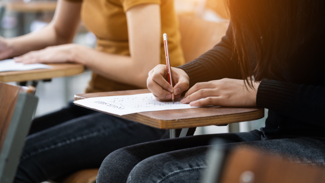 Bērni raksta eksāmenu klasē