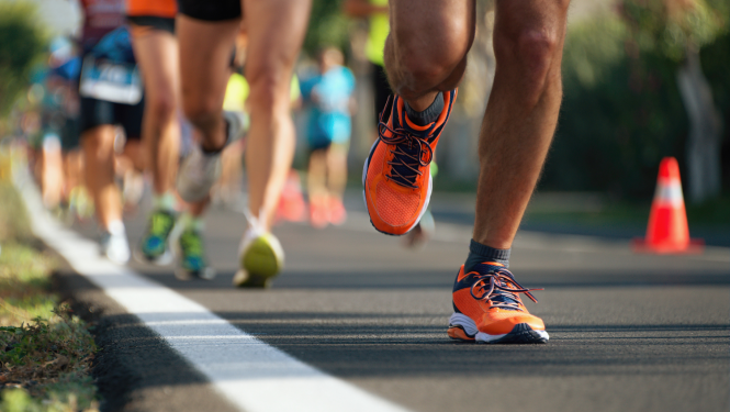 Daduz cilvēku skrien maratonā