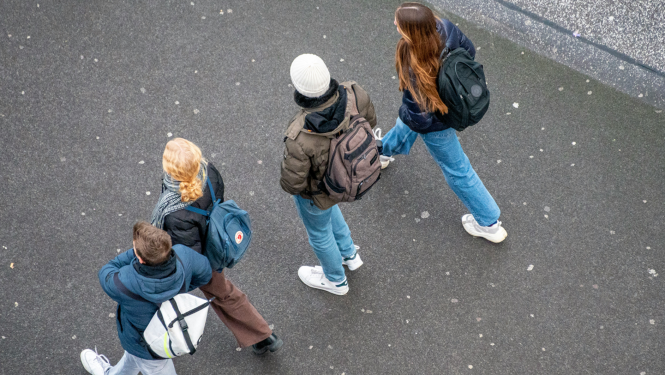 Skolēni ar mugursomām