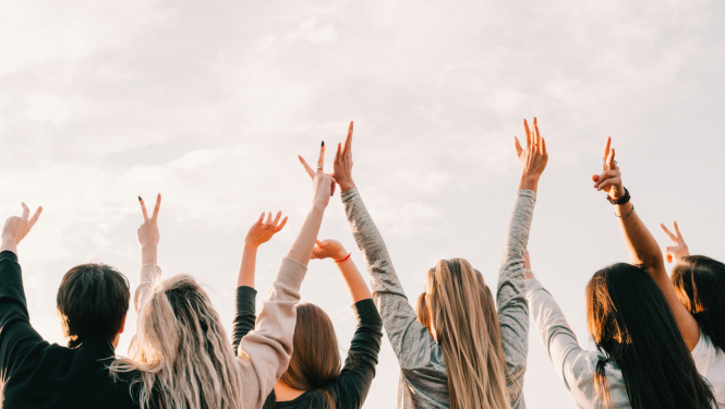 Jaunieši priecīgi pacēluši rokas.