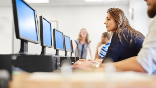 Cilvēki strādā datorklasē.