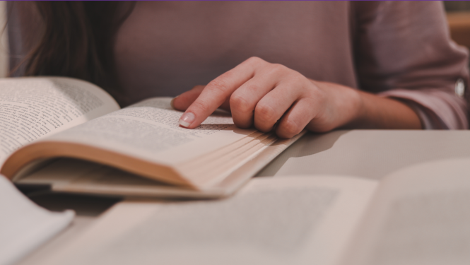 Meitene lasa grāmatu