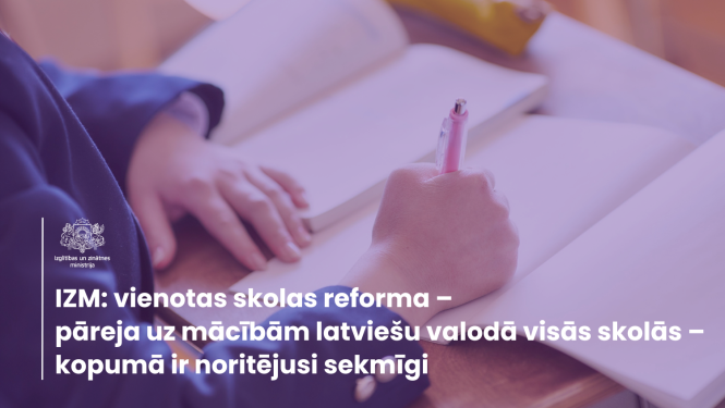 "IZM: vienotas skolas reforma – pāreja uz mācībām latviešu valodā visās skolās -  kopumā ir noritējusi sekmīgi", fonā bērns veic pierakstus kladē