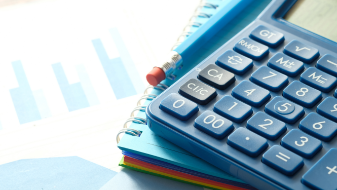 Datu lapa, tai pa virsu stāv klade ar zīmuli un kalkulātoru