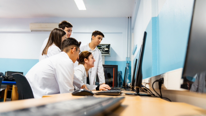 Cilvēku grupa pēta datoru