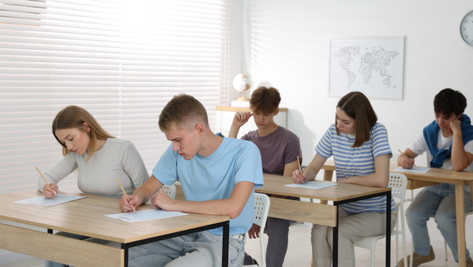 Skolēni raksta eksāmenu klasē