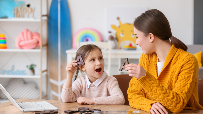 Logopēds māca bērnu