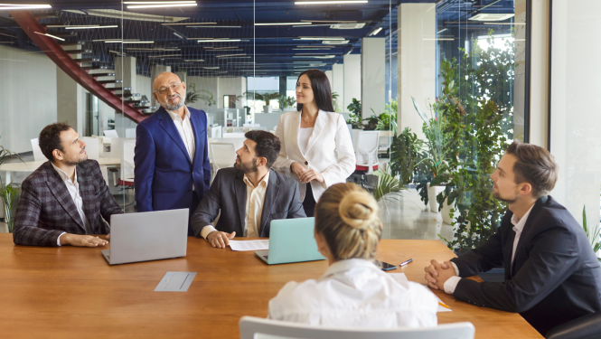 Cilvēki sarunājas ofisā