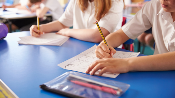 Skolēni skolā pilda darba lapas