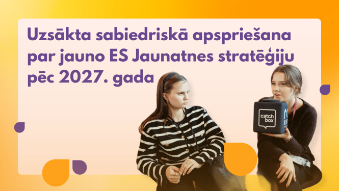 Divas jaunietes diskutē savā starpā. Tekstā - "Uzsākta sabiedriskā apspriešana par jauno ES Jaunatnes stratēģiju pēc 2027. gada"