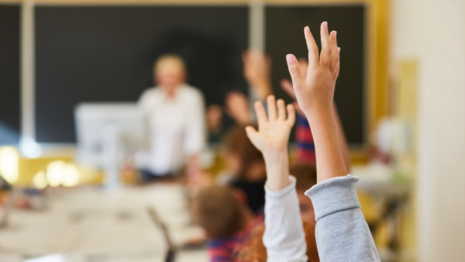 Bērniem paceltas rokas