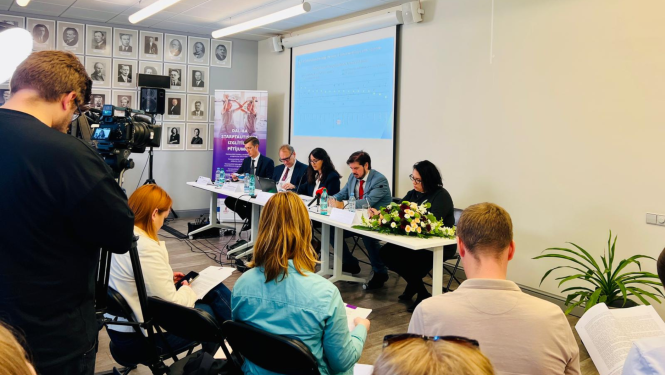 OECD preses konferences dalībnieki un klausītāji