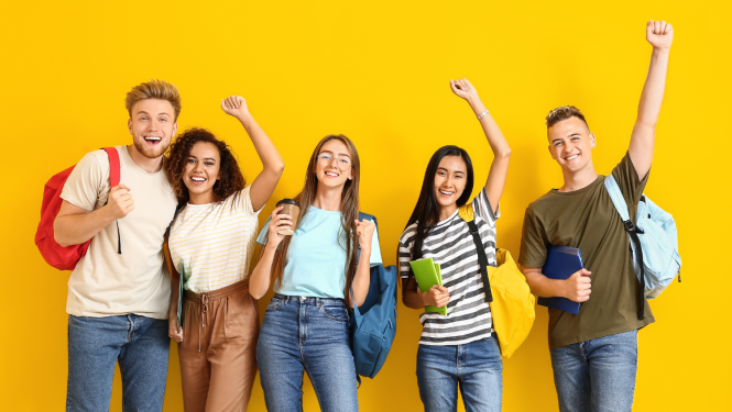 laimīgi jaunieši ar grāmatām un mugursomām