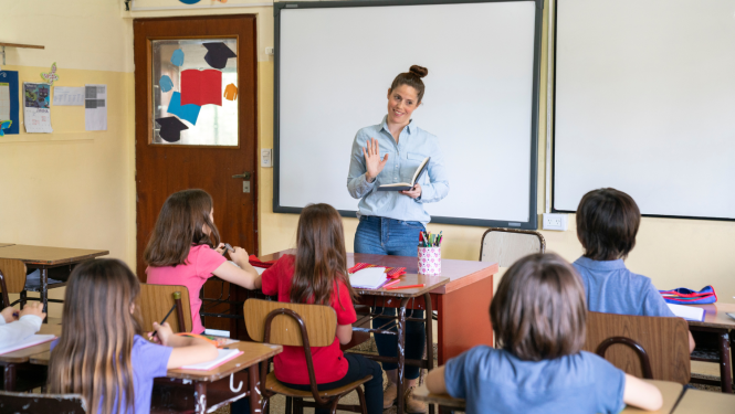 Skolotāja pasniedz klasei stundu