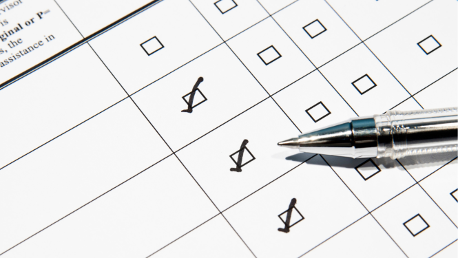 Pildspalva stāv uz aizpildītas aptaujas