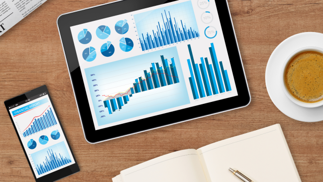 Tālrunī un planšetdatorā redzamas dažādas diagrammas ar datiem