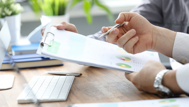 Cilvēku rokas, rokās dokumenti