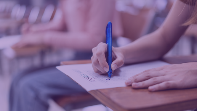 Skolēns raksta eksāmenu