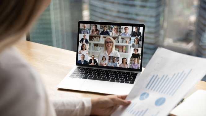 Uz galda stāv dators, tajā notiek online seminārs