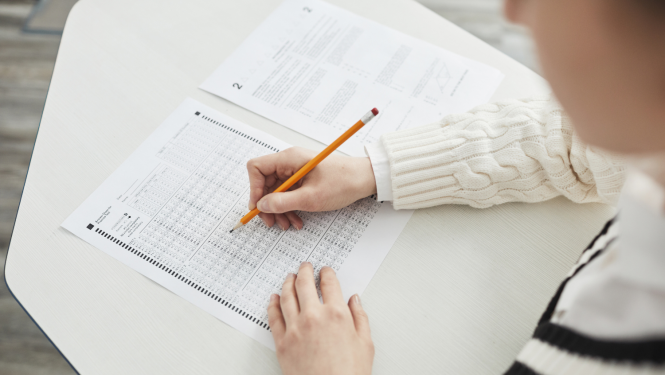 Skolēns raksta eksāmenu