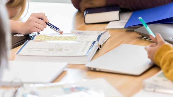 Skolēni lasa grāmatas un pilda uzdevumus