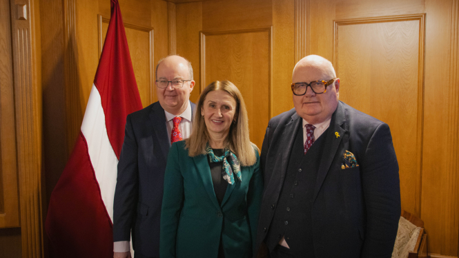 Apvienotās Karalistes vēstnieks Latvijā V.E. Pols Bramels, IZM valsts sekretāra p.i. Inita Juhņēviča, Apvienotās Karalistes īpašais sūtnis pēcholokausta jautājumos lords Ēriks Pikls
