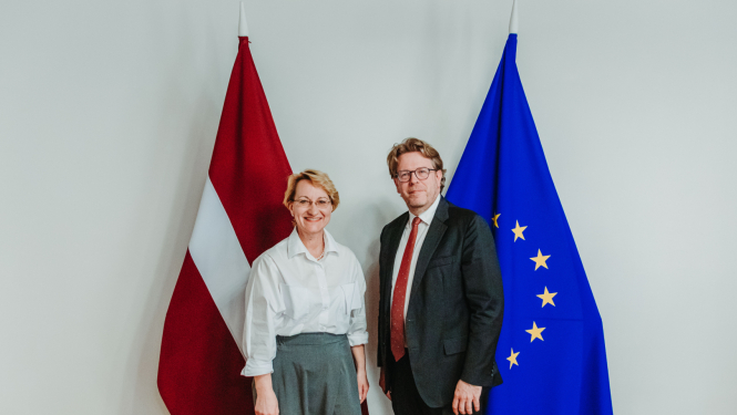 Izglītības un zinātnes ministre Dace Melbārde ar Francijas vēstnieku Latvijā V.E. Manuelu Lafonu Rapnuiju (Manuel Lafon Rapnouil)