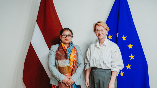 Izglītības un zinātnes ministre Dace Melbārde ar Indijas ārkārtējo un pilnvaroto vēstnieci Latvijā Namratu S. Kumaru (Namrata S. Kumar)