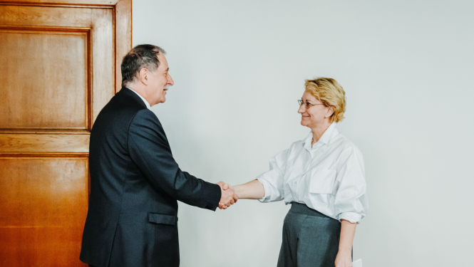 IZM ministre Dace Melbārde un Rumānijas ārkārtējo un pilnvaroto vēstnieku Latvijā V.E. Serdžu Nistoru (Sergiu Nistor)